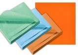 Salviette plastificate 2 veli (1 ovatta + 1 polietilene). Colore arancio o giallo, confezione da 500 pezzi Salviette plastificate 2 veli (1 ovatta + 1 polietilene). Colore arancio o giallo, confezione da 500 pezzi
