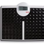 TORINOMED - BILANCIA DIGITALE PIATTA SECA 813 Bilancia elettronica con portata fino a 200 kg. La piattaforma molto ampia e la forma piatta facilitano la pesatura di pazienti sovrappeso; la salita risulta semplificata.