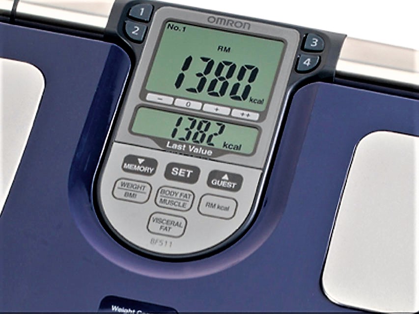 27293_a TORINOMED - MISURATORE COMPOSIZIONE CORPOREA OMRON BF511 Il monitor OMRON BF511 fornisce una misurazione completa della composizione del corpo con precisione clinica; si tratta di un dispositivo medico adatto anche per bambini.